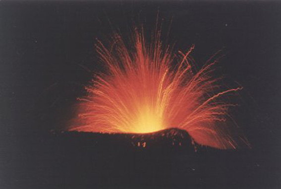Spettacolare eruzione del vulcano Etna in Catania (CT)